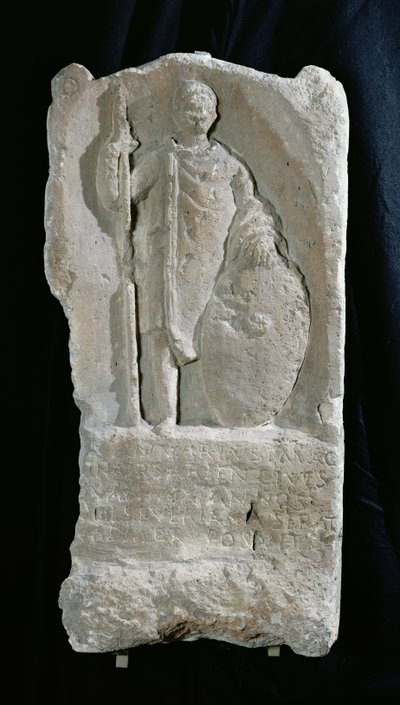 Grabstele eines Soldaten, aus Longueau (Kalkstein) von Gallo Roman